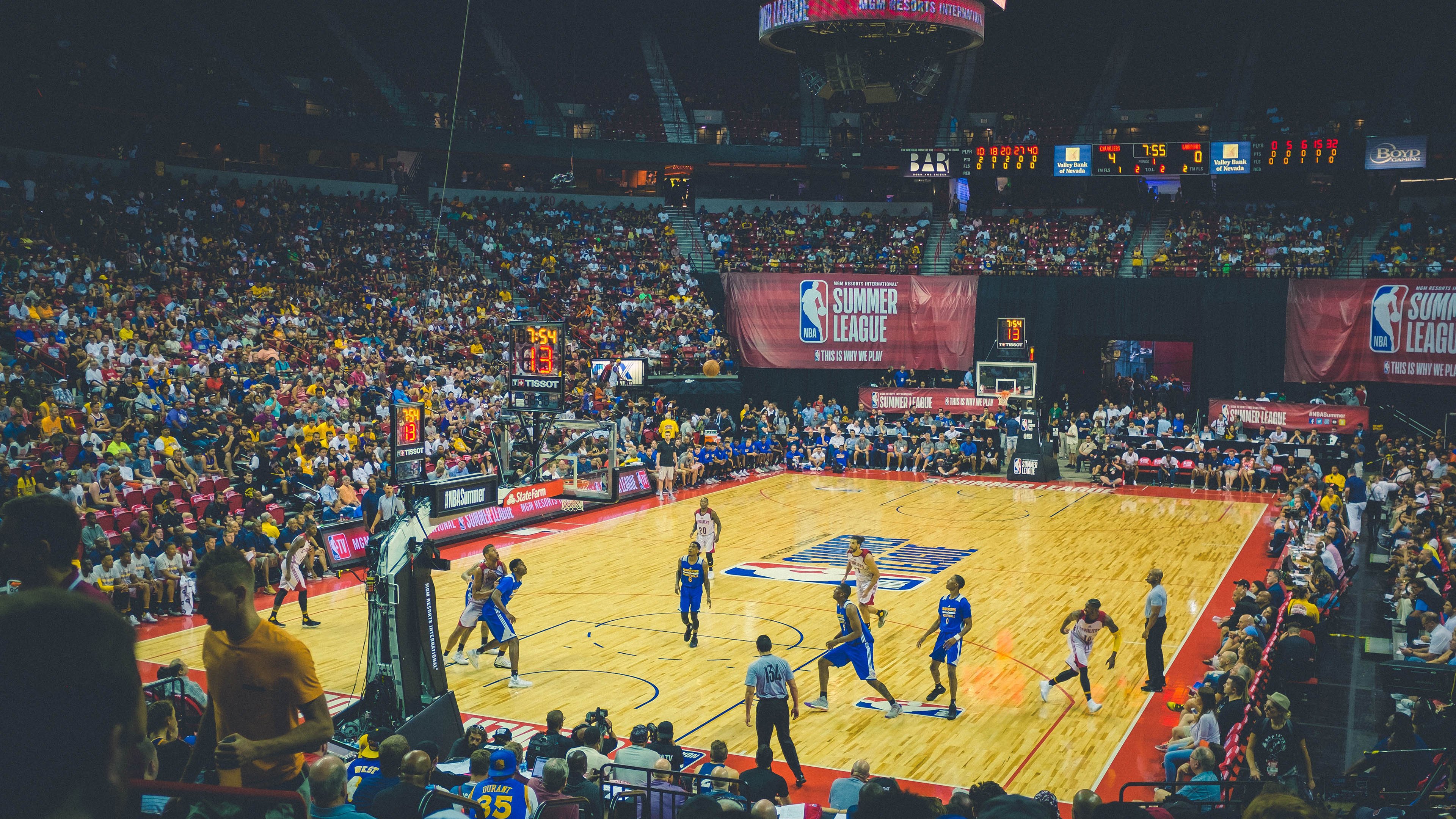 “峡谷极速：山谷中的巅峰对抗”，峡谷速报